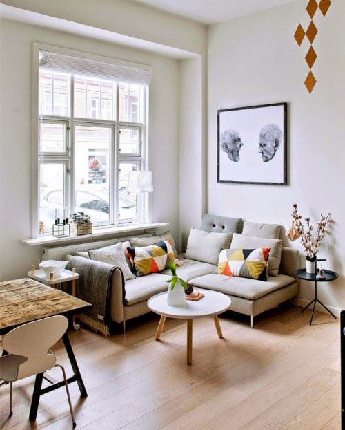 Krásná sedačka s barevnými polštáři