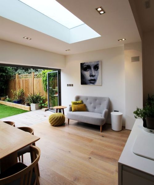 Šedá pohovka na nožkách