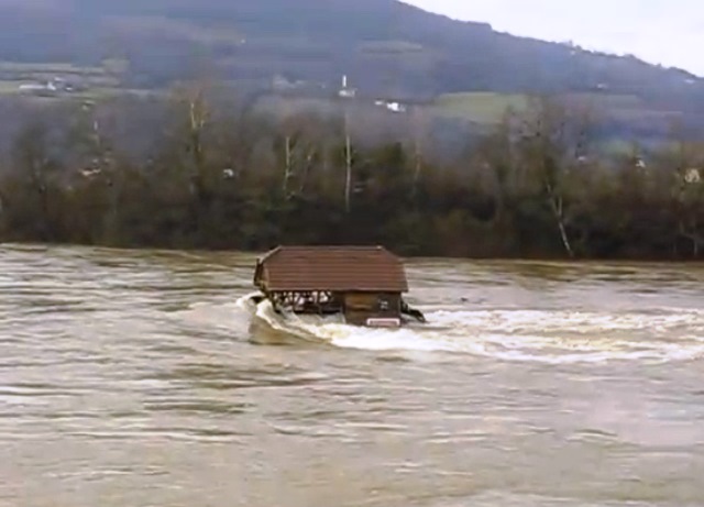 Dům na řece zničený záplavami