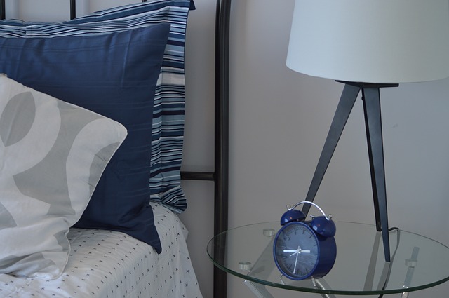 Noční stolek s budíkem