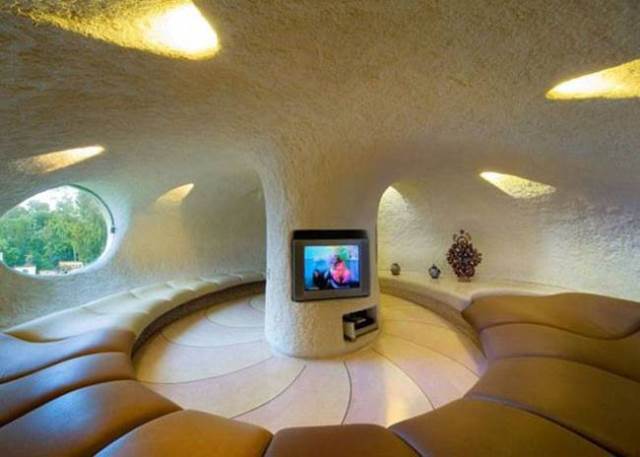 Obývací pokoj domu ve tvaru mušle