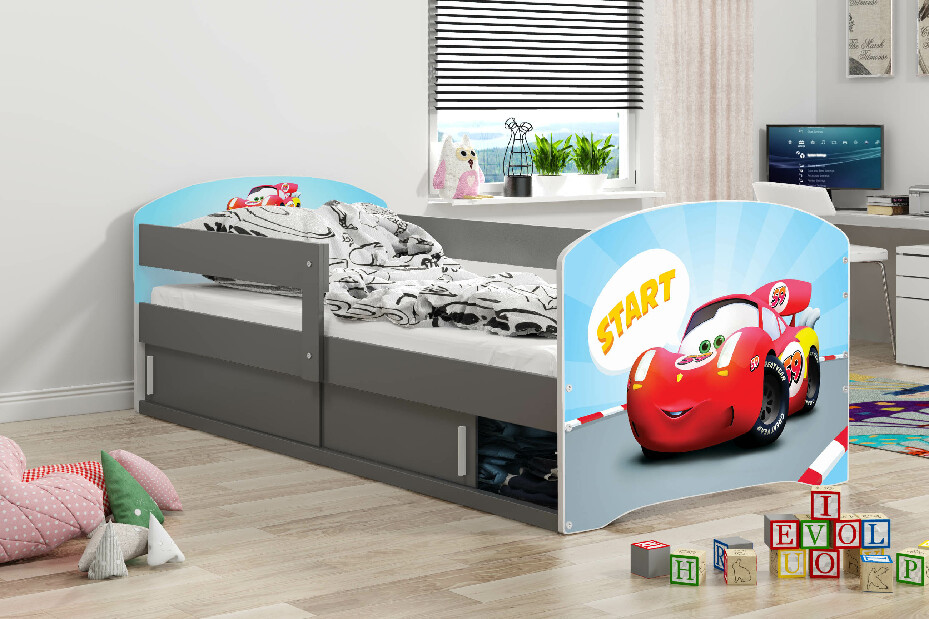 Dětská postel 80 x 160 cm Lukan (grafit + vzor cars) (s roštem, matrací a úl. prostorem)