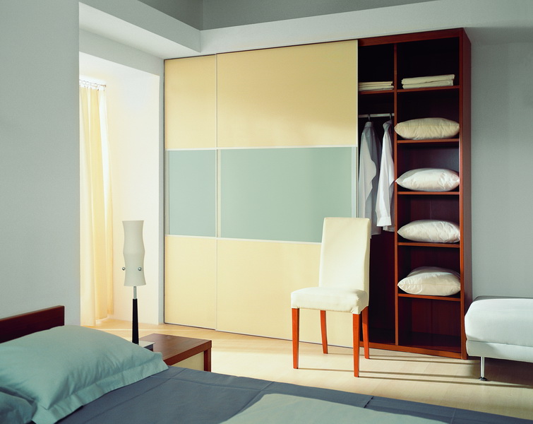 Встроенный шкаф из лдсп. Шкаф на мансарде. Двери купе лакобель белый. Встроенный шкаф во всю стену. Шкаф купе до потолка.